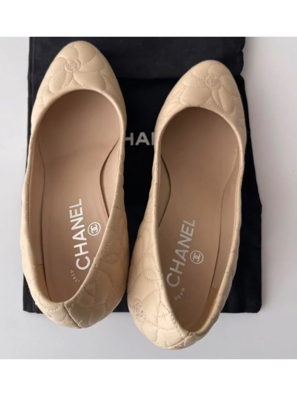 Chanel beige Camellia logo cc quilted leather pump heels sz37 US6.5  narrow